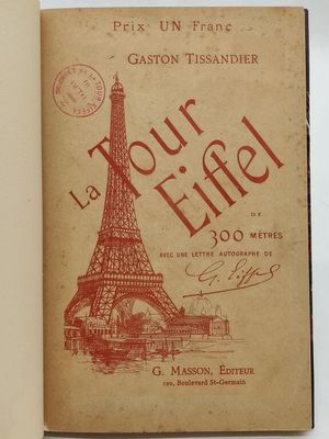 un vieux livre sur lequel figure une image de la tour Eiffel