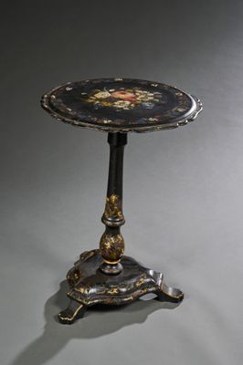 une petite table ornée d'un motif noir et or