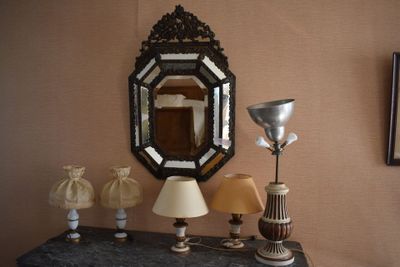 a table with a lamp and a mirror on it