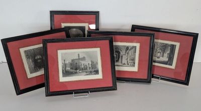 quatre photographies encadrées représentant un bâtiment et une horloge posée sur une table