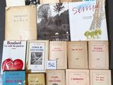 un grand nombre de livres posés sur une table