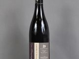 une bouteille de vin posée sur une table