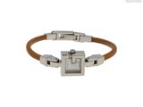 un gros plan d'un bracelet muni d'un fermoir en métal, sur fond blanc