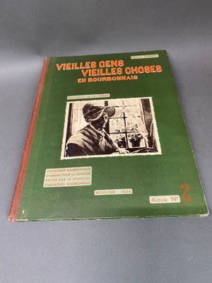 un vieux livre sur lequel figure la photo d'un homme portant un masque à gaz