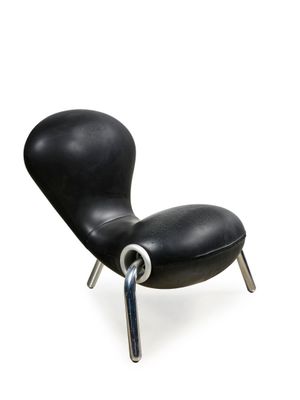 une image représentant un fauteuil en cuir noir sur fond blanc