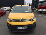 une camionnette jaune garée dans un parking