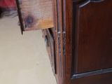 une armoire en bois comportant un tiroir