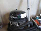 un aspirateur posé sur un plan de travail
