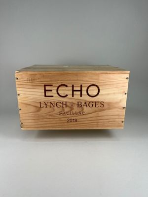 l'image d'une boîte en bois sur laquelle figure un logo