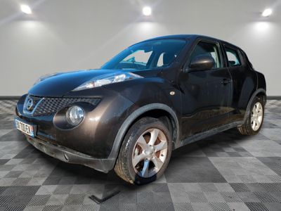 une photo d'une Nissan Juke noire garée dans un garage