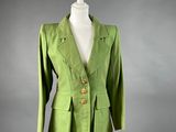 une veste verte sur un mannequin, un mannequin, un mannequin, un mannequin, un mannequin, un mannequin, un mannequin, un mannequin, un mannequin