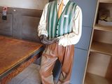 une statue représentant un homme tenant une assiette de nourriture dans une cuisine
