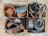 de nombreuses casseroles et poêles dans une boîte posée par terre