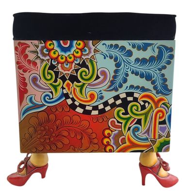 une boîte colorée ornée d'un motif et une paire de chaussures à talons hauts