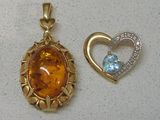 deux pendentifs en forme de cœur et un pendentif en forme de cœur serti d'une topaze bleue