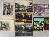 de nombreuses vieilles photos d'hommes et de femmes accrochées au mur