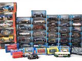 un grand nombre de voitures-jouets dans une vitrine