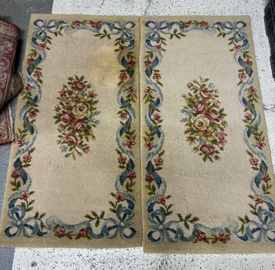 deux tapis posés sur une table et un tapis au sol