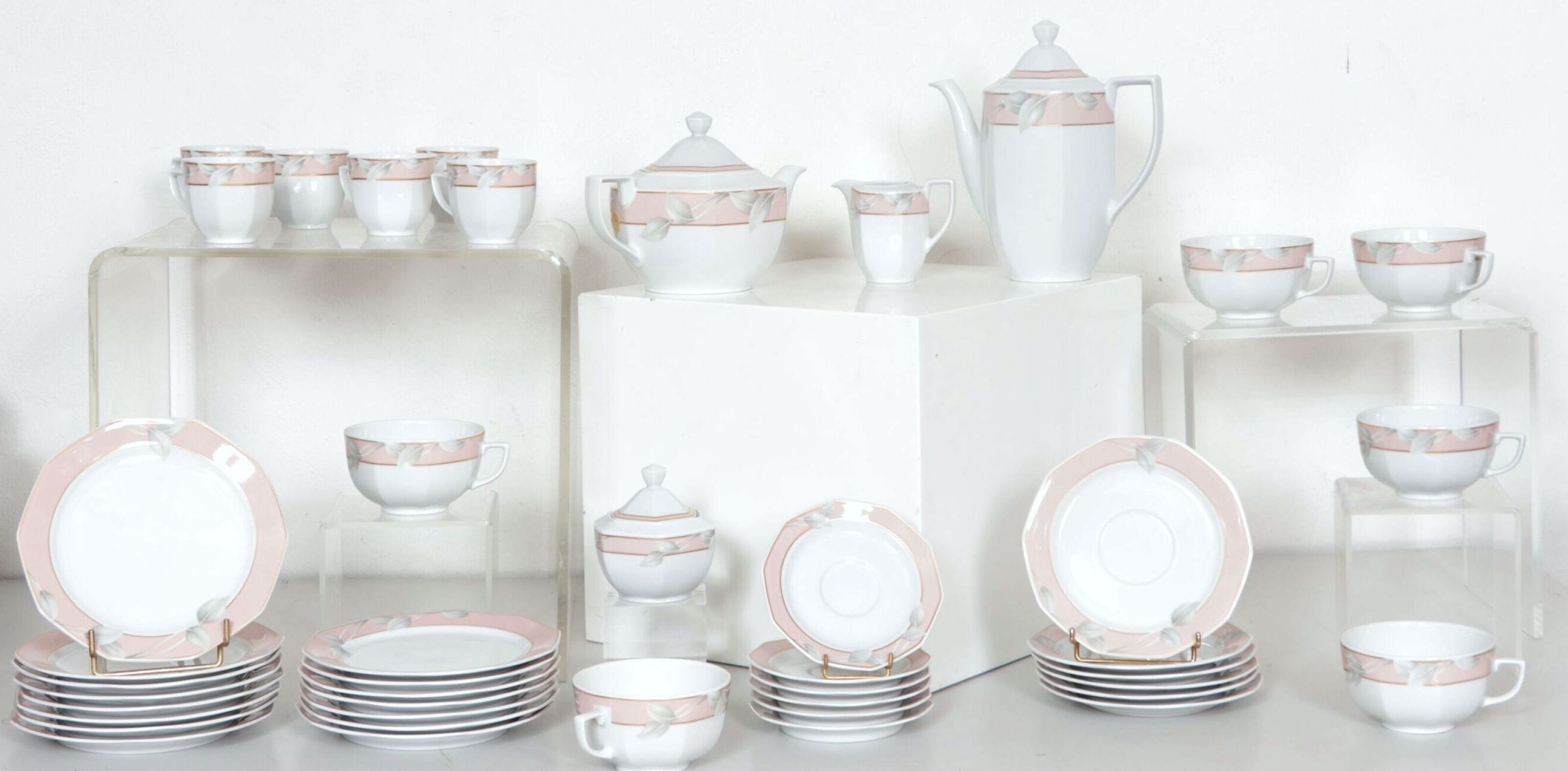 WINTERLING, Bavaria. Partie de service à thé-café en porcelaine blanche et émaux polychromes, comprenant : - Une théi...