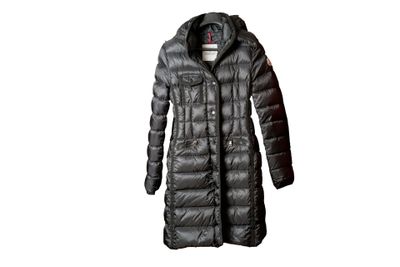 un long manteau noir en duvet pour femme, avec une capuche
