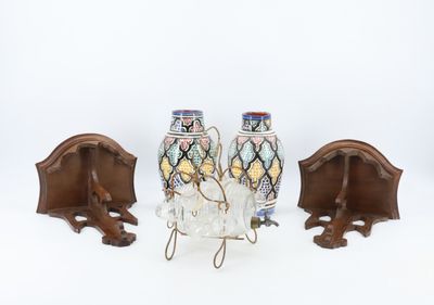 trois vases posés l'un à côté de l'autre sur une table