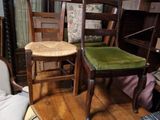 plusieurs chaises et une table dans une pièce avec beaucoup de meubles