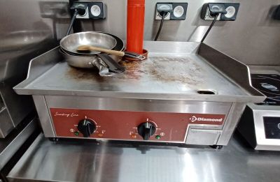 une poêle posée sur une cuisinière dans une cuisine