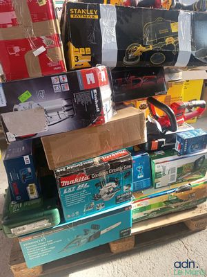 une pile de cartons posée sur une palette dans une pièce