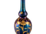 un vase bleu et or orné d'un motif floral