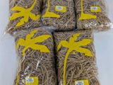 quatre sachets d'élastiques marron avec des anses jaunes