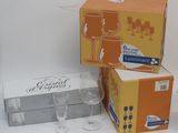 trois verres à vin et une boîte de verres à vin