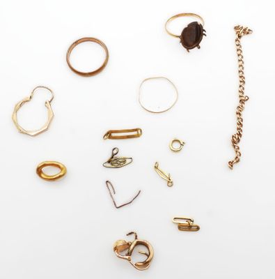 un assortiment de bagues et de bracelets sur un fond blanc