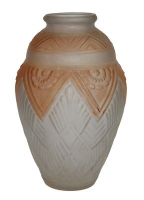 vase beige et blanc sur fond blanc, avec un fond blanc