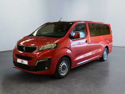La petite camionnette rouge est garée dans une grande pièce.