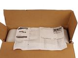 une boîte en carton contenant un journal, sur fond blanc