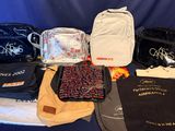 plein de sacs posés sur un canapé bleu