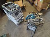 deux machines posées à même le sol dans un entrepôt