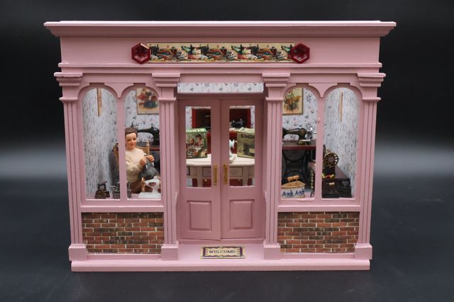 Diorama - « Magasin de couture » , scène d’intérieur couturière, ...