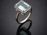 une bague sertie d'une aigue-marine et de diamants sur un fond noir