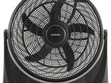 un ventilateur noir posé sur un support, sur fond blanc