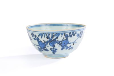 bol bleu et blanc orné d'oiseaux et de fleurs