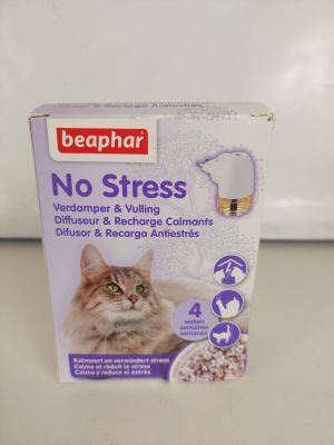 une boîte de « Beaphar No Stress » à l'herbe à chat posée sur un plan de travail
