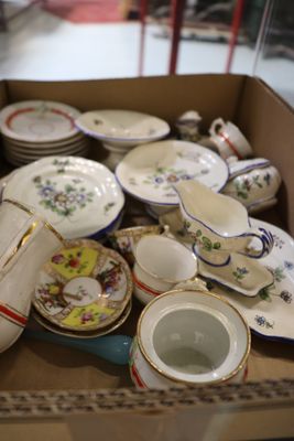 une boîte remplie d'assiettes et de bols en porcelaine