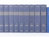 Six livres de la Bible sont alignés sur une surface blanche