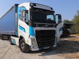 un camion garé sur le côté de la route