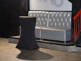 un canapé et une table dans le coin d'une pièce