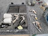 une caisse d'outils posée par terre à côté d'autres objets
