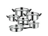 un ensemble de casseroles et poêles en acier inoxydable sur fond blanc