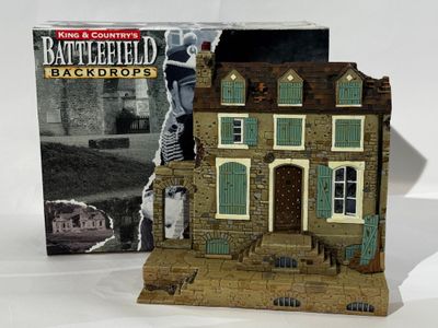 une petite maquette de maison et une boîte de jeux