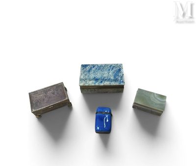plusieurs dés en marbre bleu et vert posés sur une surface blanche